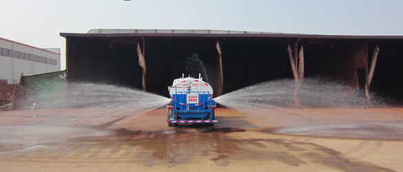 灑水車側面噴灑工作圖片