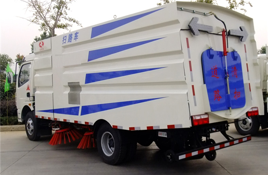 東風(fēng)多利卡掃路車圖片